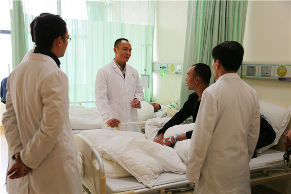 广州知名微创外科专家来康美医院开展义诊手术